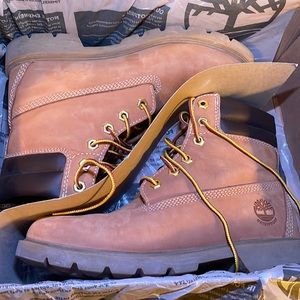 Hello I am selling a pair of waterproof timberland boots.Size 7.5 in women’s.